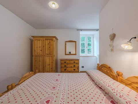 Bed, Furniture, Bedroom, Interior Design, Bedding, Bed Sheet, Wood, Ceiling, Room, Floor