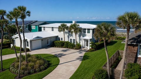 Beautiful family home in Ponte Vedra!! Directly on the ocean. 