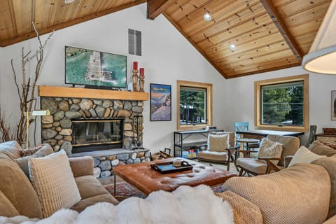 Living room: Wood-burning fireplace, Samsung Smart TV, Sonos, main floor 
