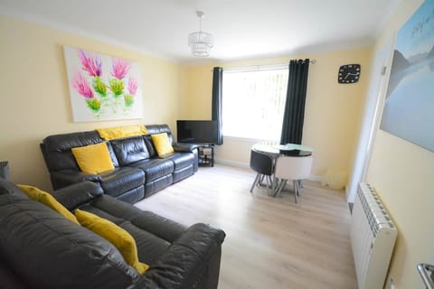 Living Room with Smart TV
Free WiFi
Table & Chairs
