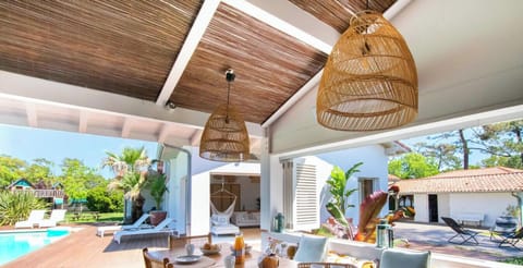 Pool house et coin repas