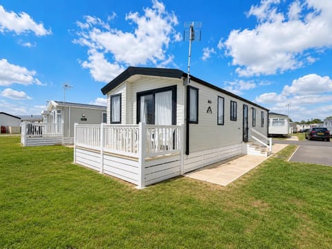 This beautiful caravan in Dovercourt is the perfect base for a UK staycation on the Essex coast. Open the patio doors and enjoy spending time on the outside decking in the sunshine.
