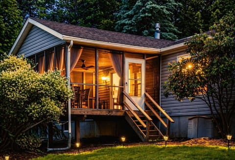 Warm, cozy screened porch ✨ Perfect for coffee, quiet meals, or relaxing with soft lighting—an inviting space to enjoy the outdoors in comfort.
