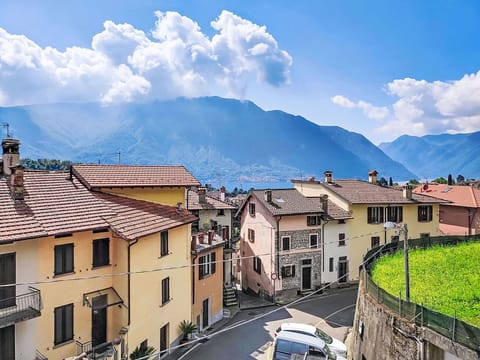 Building, Wall, Window, House, Residential Area, Home, Town, Architecture, Neighbourhood, Facade