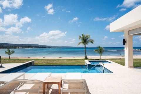 Palm Beach Villas in Runaway Bay, Jamaica is a new ultra-exclusive luxury beachfront villa community set along a stunning stretch of white sand on Jamaica’s north coast