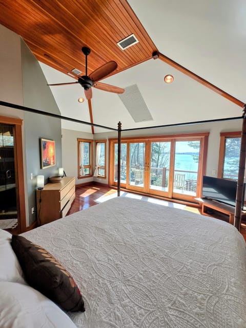 Master bedroom Main house. Ensuite bathroom, ceiling fan, water view King bed