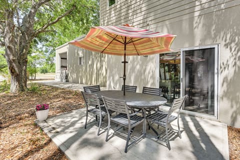 Lutz Vacation Rental | 2BR | 2BA | 2,000 Sq Ft | Stairs Required