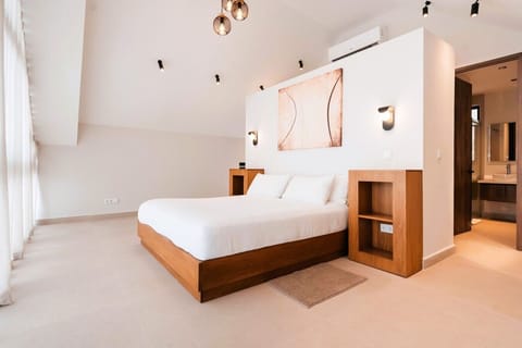 Master Bedroom 1: King bed, TV and en-suite bathroom.