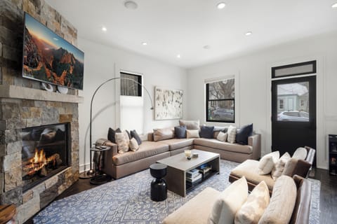2.0-first-chair-oak-telluride-living-room6