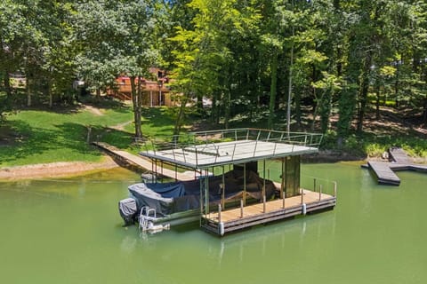 Easy access to the lake directly in the backyard - no stairs or steps