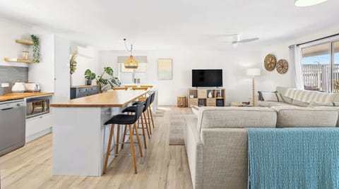 Whale Watcher @ Tuross Head - light & bright open plan living (upper level)