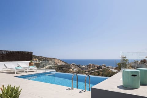 The private swimming pool is 20 m2 and 1.10-1.40 m deep and can also be heated.