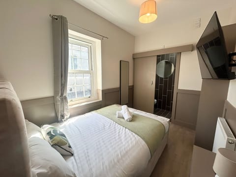 Apartment 3 Bedroom / Bathroom