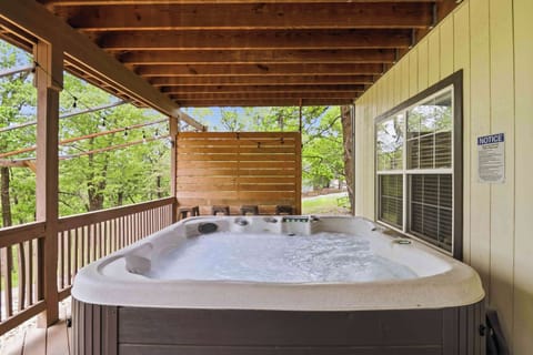 Welcome to The Ubuntu - a spacious lakefront getaway in one of Bella Vista’s most desirable locations! 