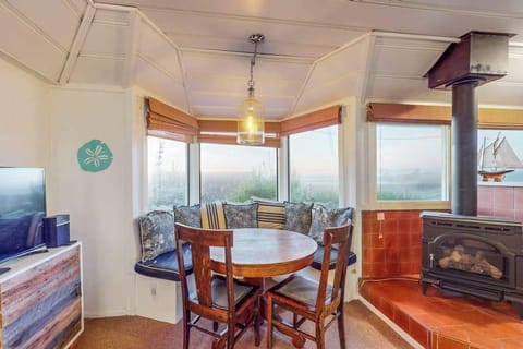 Savor fresh Spud Point crab chowder at your built-in banquette while panoramic windows frame sweeping Sonoma Coast views and golden sunsets.