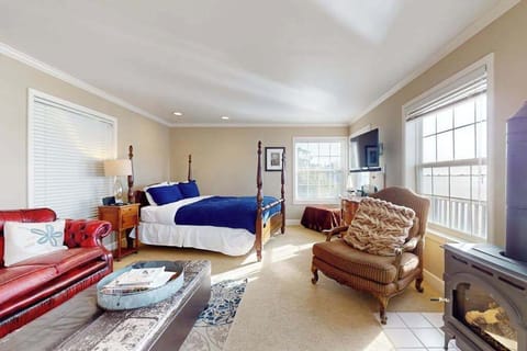 Sink into the plush four-poster queen bed and let the warmth of the gas fireplace lull you to sleep in this sun-drenched Bodega Bay studio.