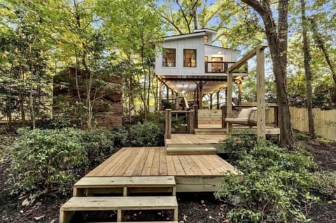 Welcome to "Luxury in the tree". Enjoy your private and fenced in treehouse 10 minutes from the Atlanta airport and 15 minutes to downtown Atlanta.