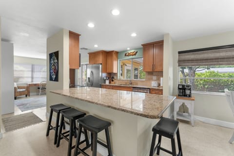 Fully Equipped Kitchen – Includes additional bar seating