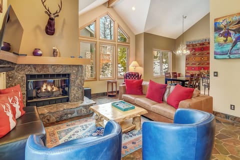 Kings Crown Living Room|Fireplace|Dining