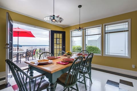 This home has a fabulous indoor/outdoor feeling because of the glorious views and garden.   The winning combination of extensive windows, double French doors and fabulous deck takes full advantage of this magical spot in the city.