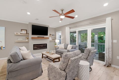Salty Seagull- Living Room, TV, Fireplace & Balcony