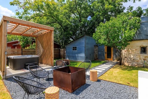 Fire pit/Hot tub and plenty space to gather