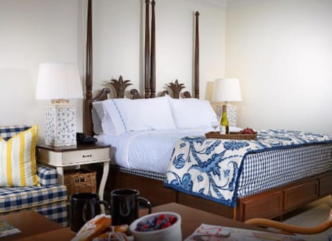 Unwind into crisp linens with charming coastal-inspired touches.