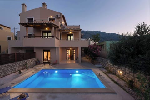Evenings settle quietly around the house, with the pool softly lit and the surrounding landscape fading into the hills, creating a calm and private atmosphere at the end of the day.