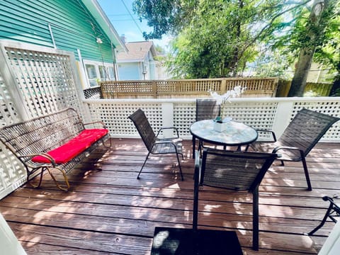 Escape to Galveston’s Verdant Red Door Retreat
