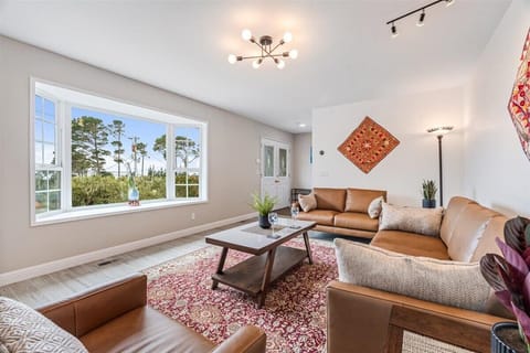 Welcome to 'Ocean Breeze Retreat' - Near Golf and Ocean