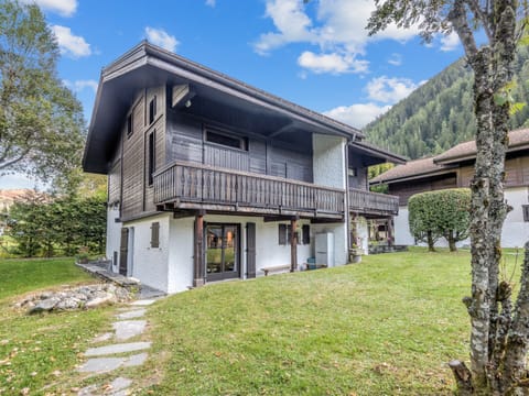 Apartment exterior with garden Le Clos des Cimes