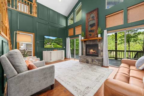 Living Room w/Propane Fireplace & TV