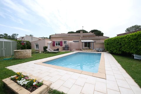 Holiday rental Eyguières Alpilles: air-conditioned house private pool 6 guests, walking distance to village center. Book with Plaisirs & Maisons de Provence