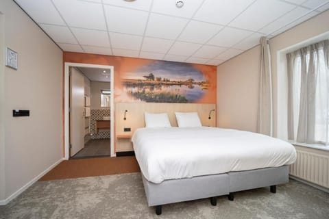 Settle in comfortably with an easy flow to the ensuite.