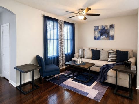 Modern and comfortable Kansas City retreat near Arrowhead Stadium, Brookside & Waldo