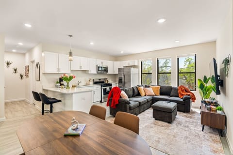 An open, light-filled space designed for real stays. Cook, relax, and stay connected without feeling crowded.