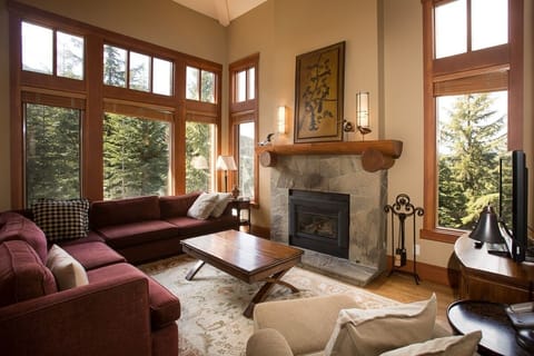 Living area: Smart TV, mountain and forest views