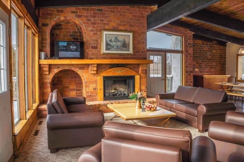 Spacious 8 bedroom stand alone cottage, for up to 16 people, Outdoor Hot Tub, Indoor Sauna, Ping Pong Table, 2 decks overlooking the mountains, NEWLY RENOVATED, Cental AC