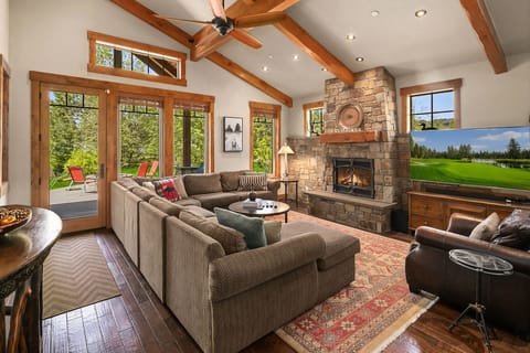 Creekside Cabin. - Spacious, cozy living room with comfortable sectional, gas fire place and smart TV.