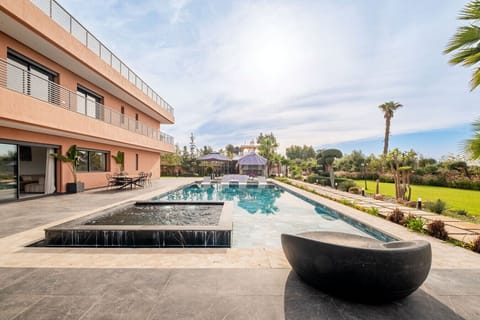 Grande piscine privée au cœur du jardin, parfaite pour des journées ensoleillées et des moments de détente.