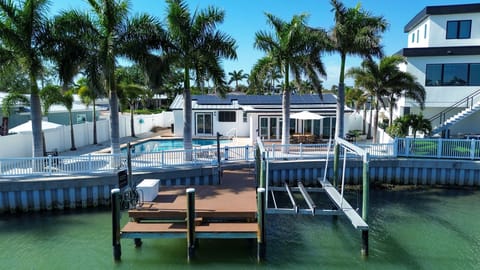 Palms of the Isles - Beautiful Backyard Space - Right on the Waterway