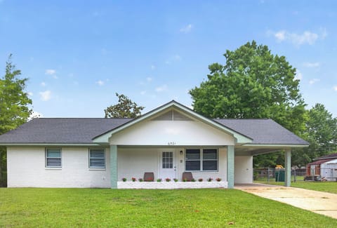 The Balboa Bayhouse - 3 bedroom - 2 bath near beaches & Downtown Ocean Springs!