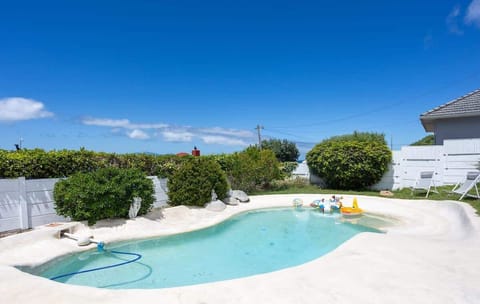 A Beach Pool in the back garden: perfect to cool off in summer! (private use) 
*Pool shows some cosmetic wear but is fully maintained and clean*