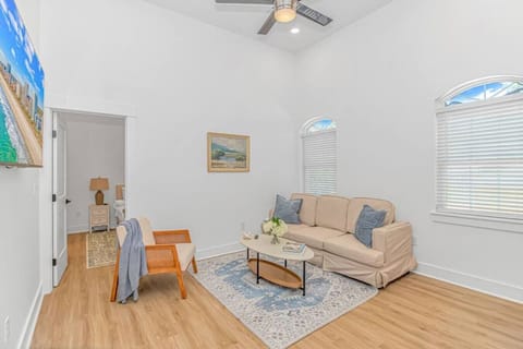 Comfortable Sitting Area Perfect for Relaxing and Unwinding