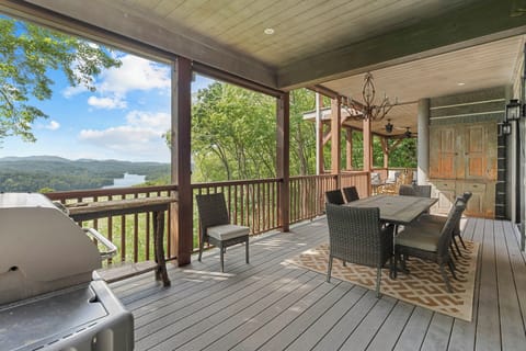 Glenville Vacation Rental | 4BR | 6BA | 5,300 Sq Ft