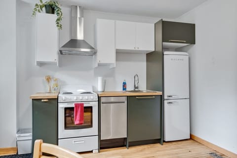 Full kitchen