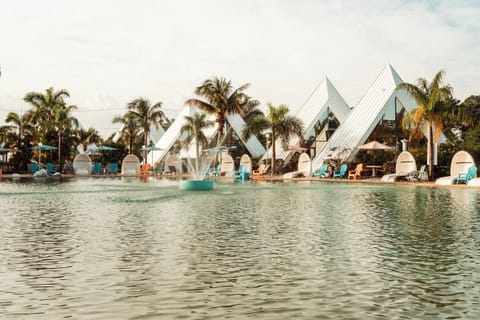 The classic pyramids are located right next to the thermal lake!