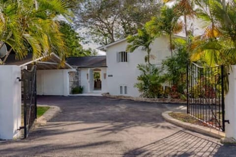 With a cool verandah area and tranquil gardens, Harikoa is the perfect place to relax and unwind.