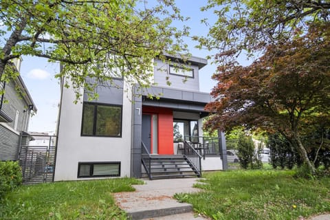 Exterior Appeal: Modern design with vibrant accents and lush greenery, perfect for an inviting stay!