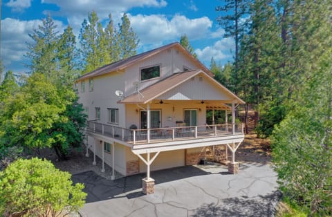 Spacious forest retreat with a wraparound deck and peaceful wooded setting